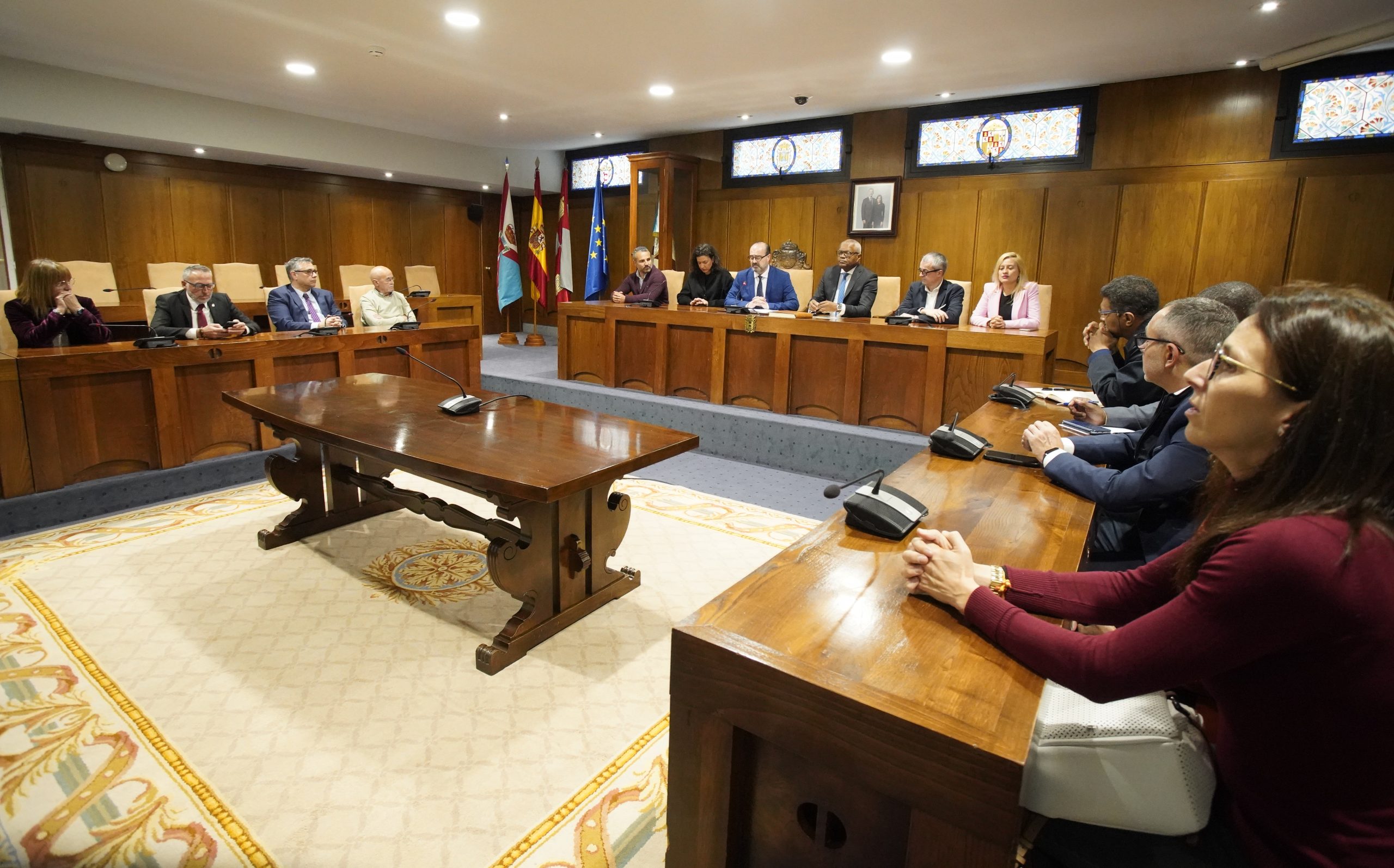 El ministro de Comunidades de Cabo Verde, Jorge Santos, durante su visita institucional al Ayuntamiento de Ponferrada. / César Sánchez