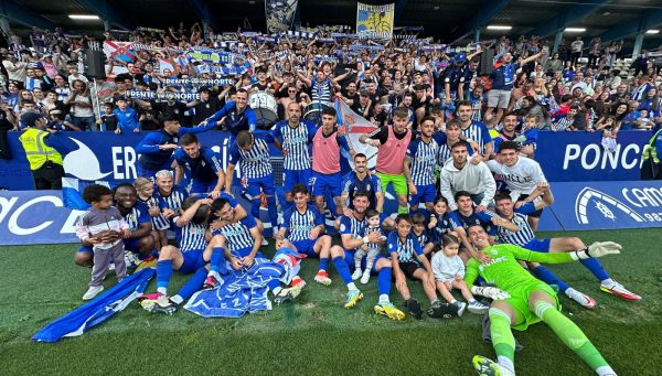 Los jugadores de la Deportiva celebraron la clasificación para el playoff tras el partido