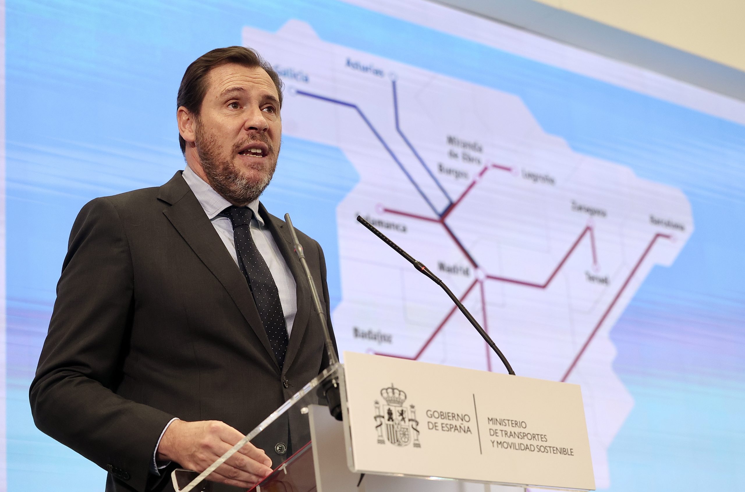 El ministro de Transportes y Movilidad Sostenible, Óscar Puente, informa de actuaciones del sector público ferroviario con incidencia en Castilla y León. / ICAL