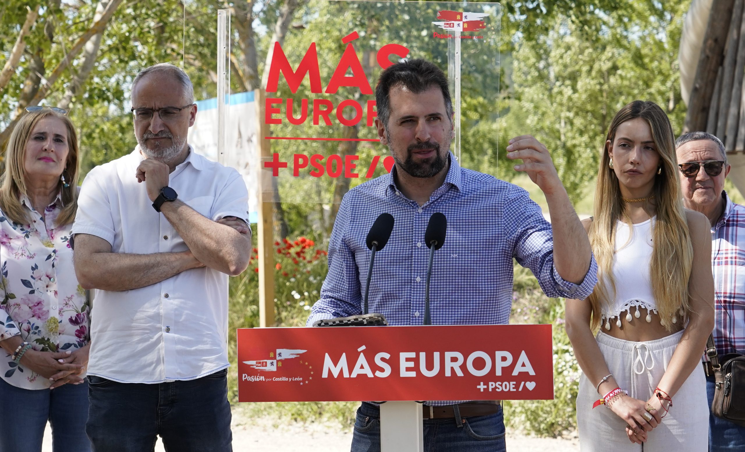 Acto de campaña del secretario general del PSOECyL, Luis Tudanca, el presidente del Consejo Comarcal del Bierzo, Olegario Ramón, y la candidata a las elecciones europeas, Claudia Alba, en Ponferrada