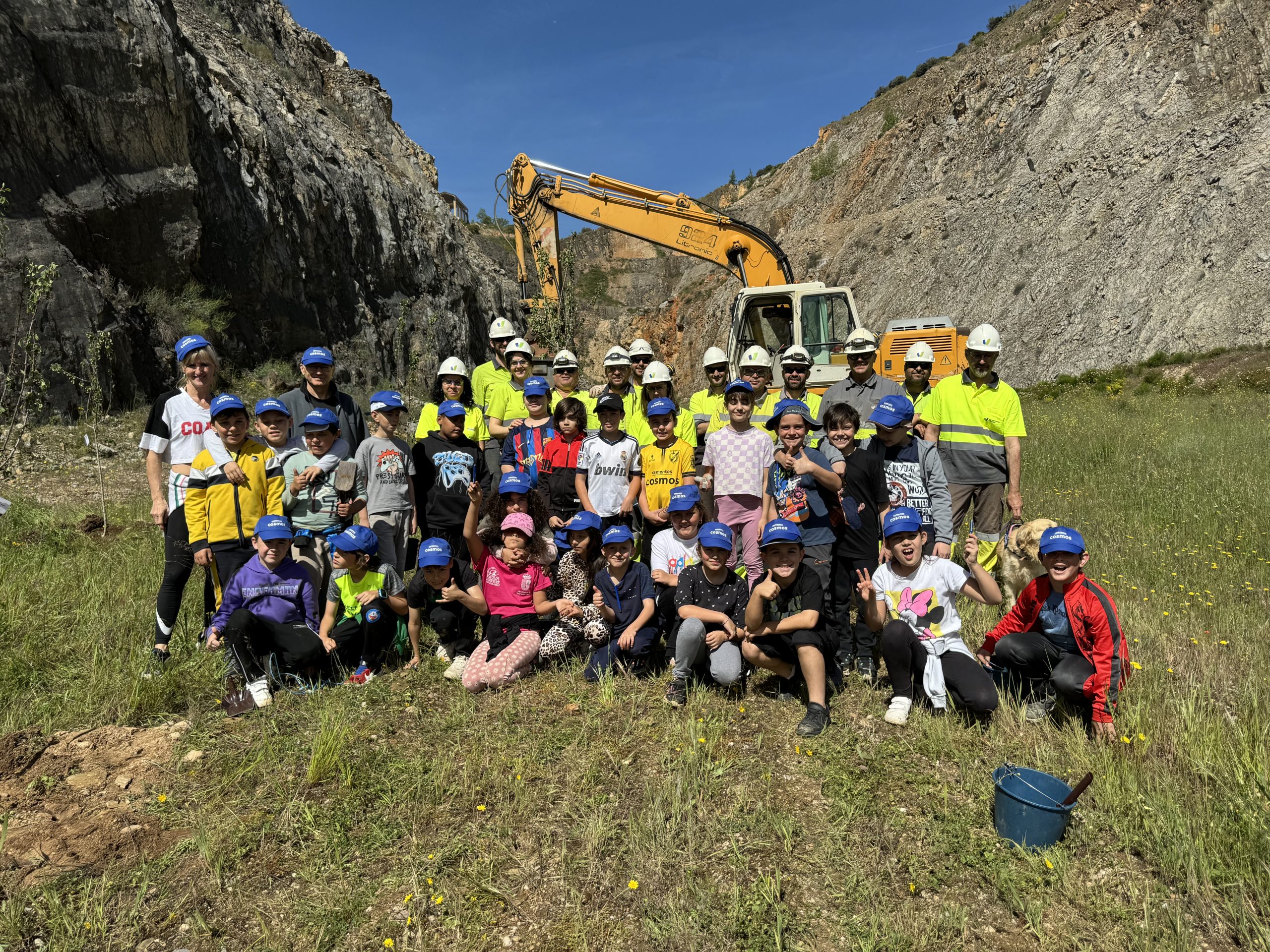 Escolares participantes en la plantación de árboles en la cantera de Cementos Cosmos