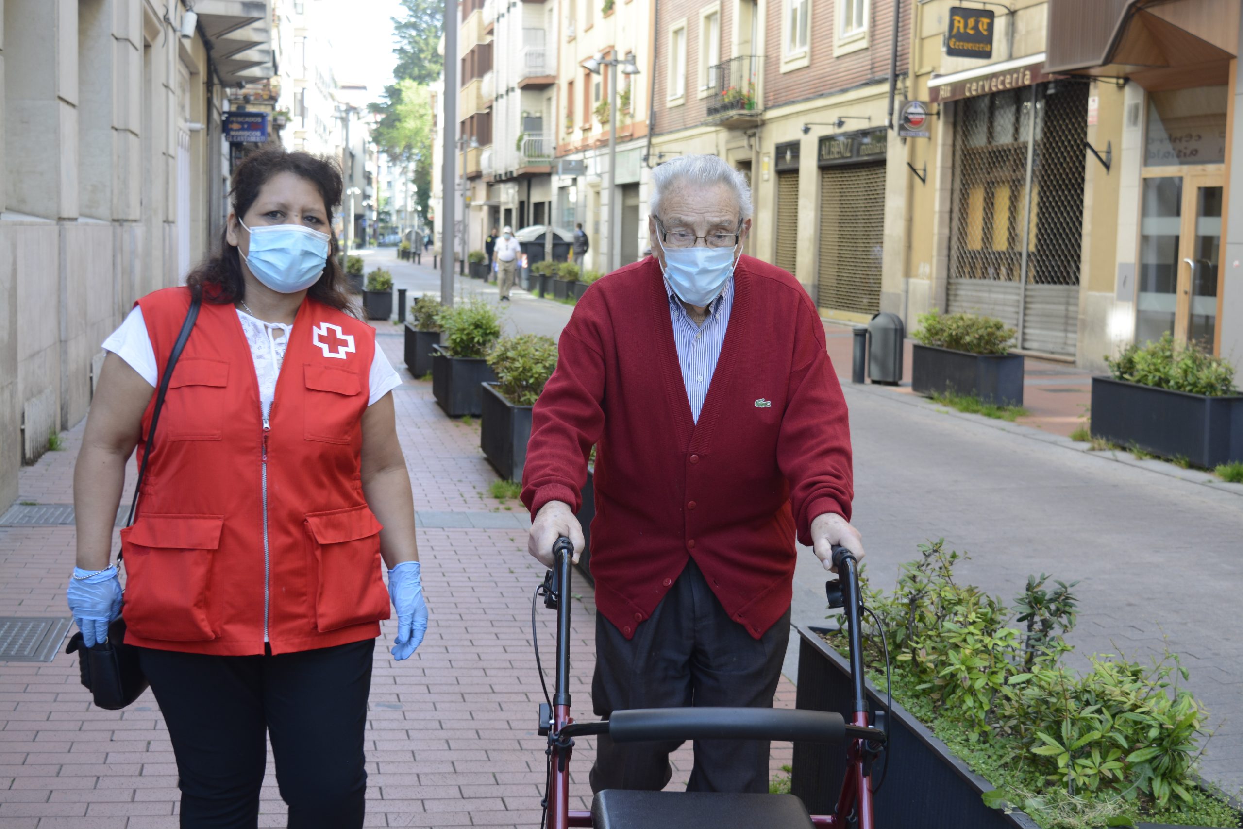 Personal de Cruz Roja con un señor mayor. / Cruz Roja