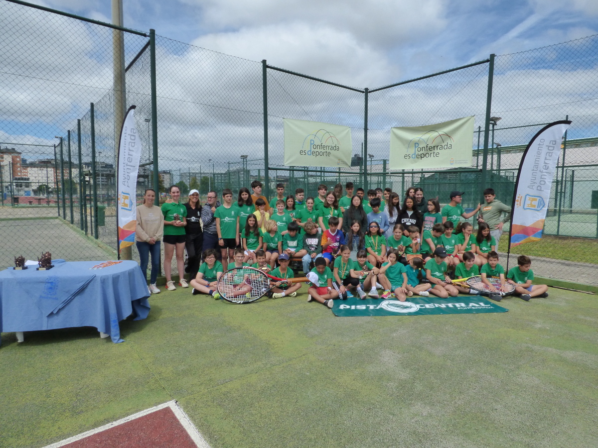 La Escuela Municipal de Tenis y Pádel toma su tradicional foto de fin de curso