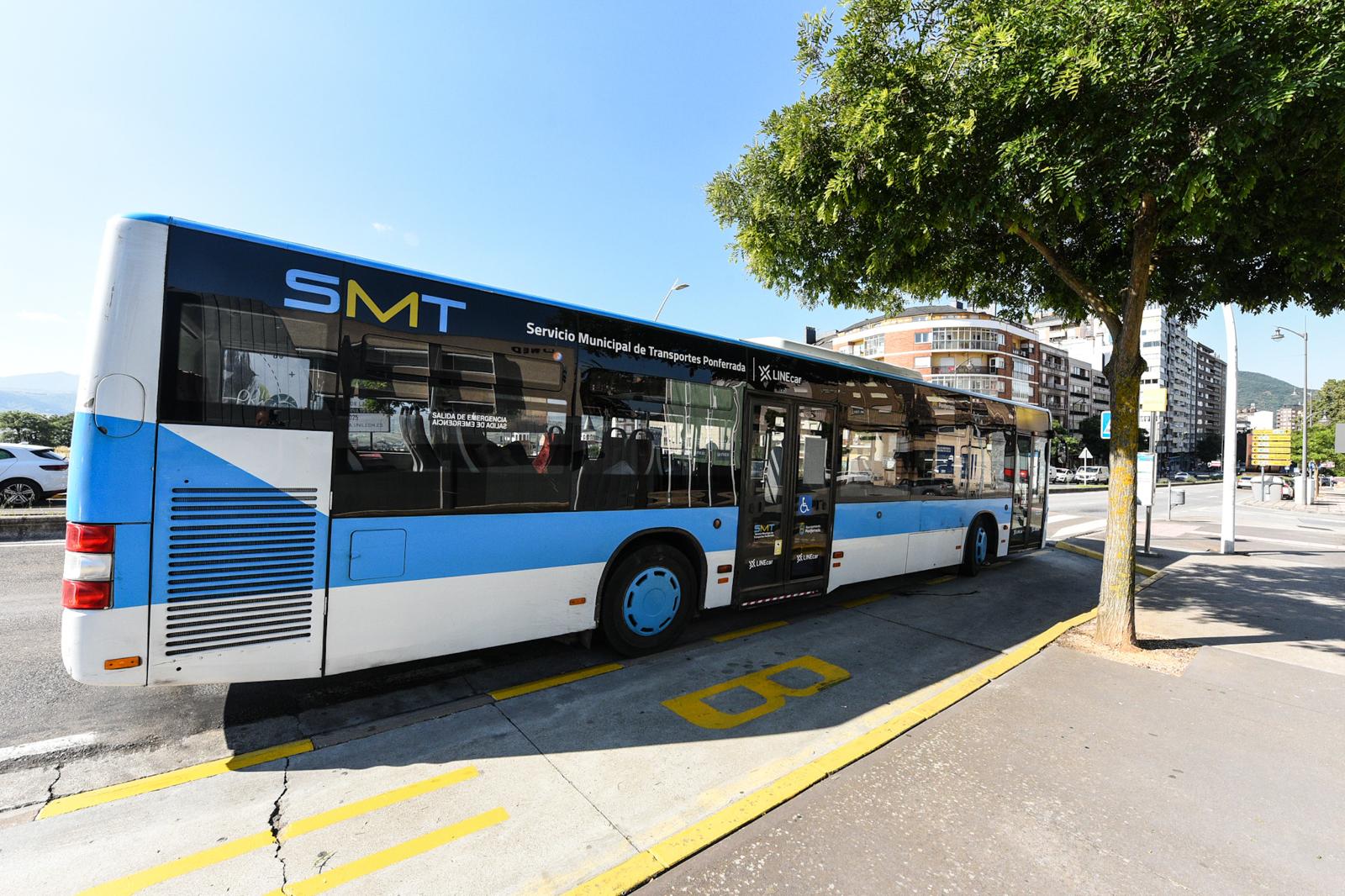 Autobús en la parada de la Universidad, en Ponferrada. / QUINITO