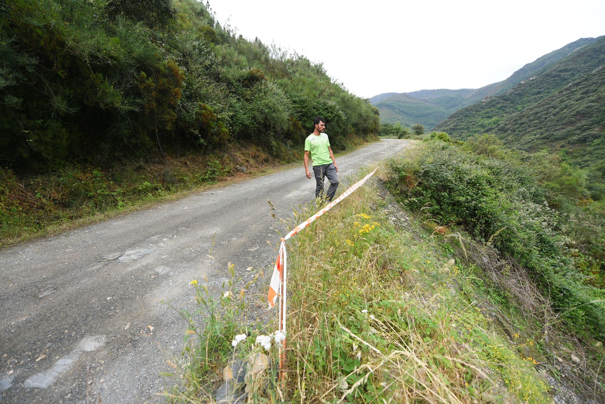 David Fernández señaliza un tramo con peligro de derrumbe en la carretera a San Adrián de Valdueza