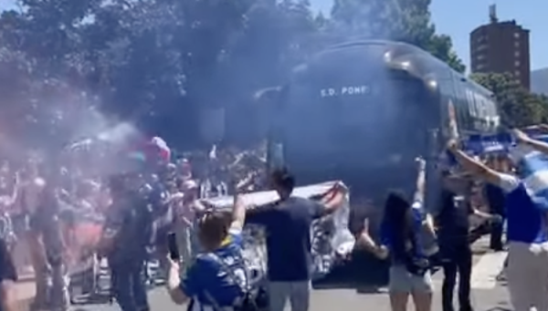 Los aficionados reciben a la Ponferradina antes del partido contra el Córdoba