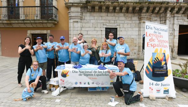 Ponferrada celebra el Día Nacional de las Lenguas de Signos Españolas. / QUINITO