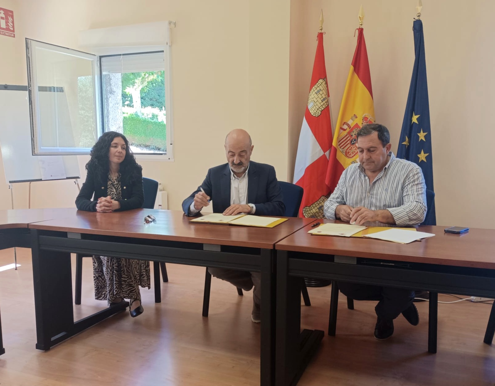 Firma entre el Ayuntamiento de Toral de los Vados y la CHMS para reparar el puente de Valiña