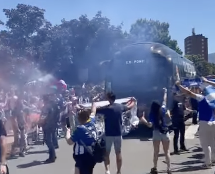 Los aficionados reciben a la Ponferradina antes del partido contra el Córdoba