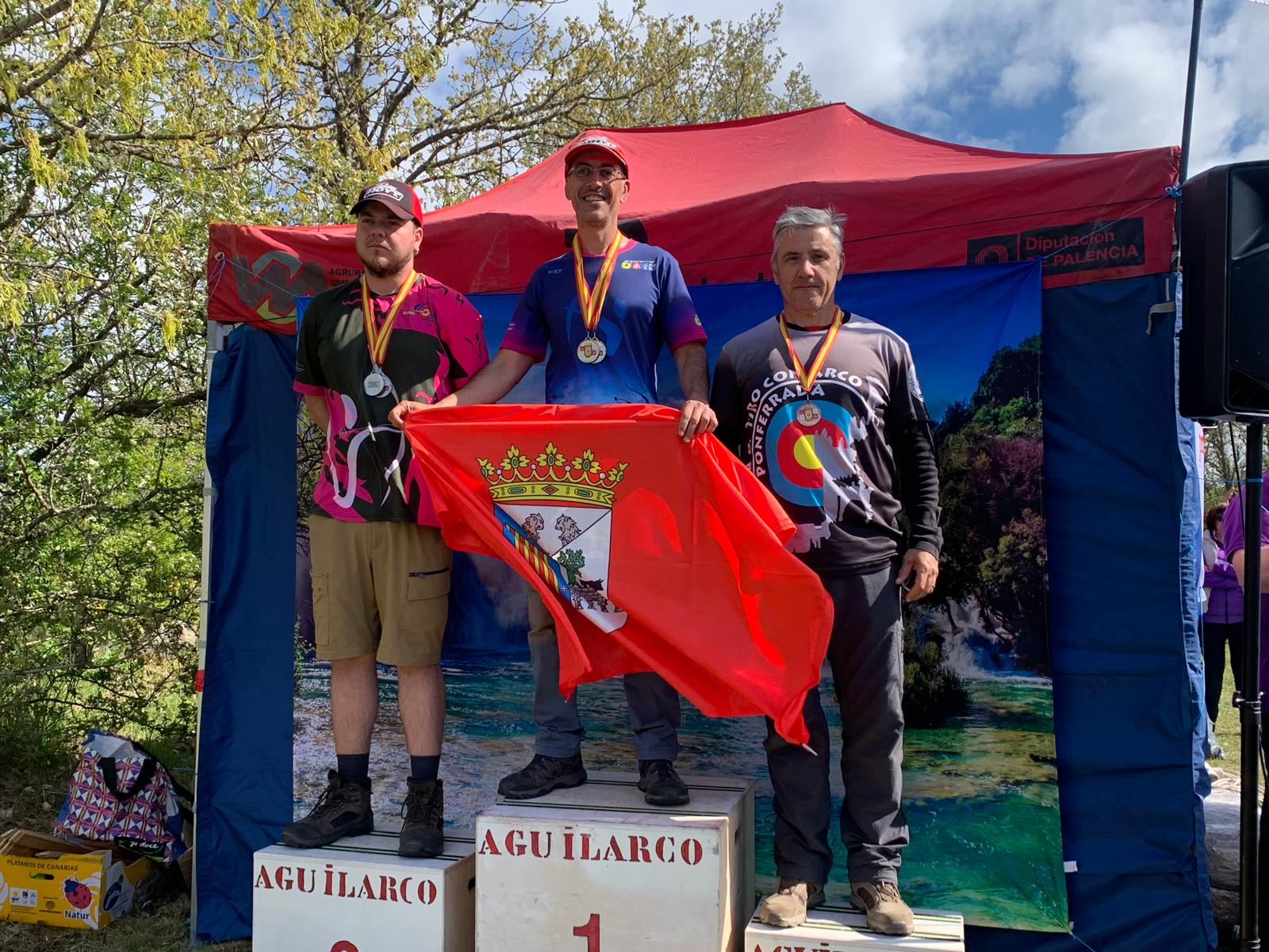 Alejandro González (i) y Jesús Villadangos (d), en el pódium del campeonato