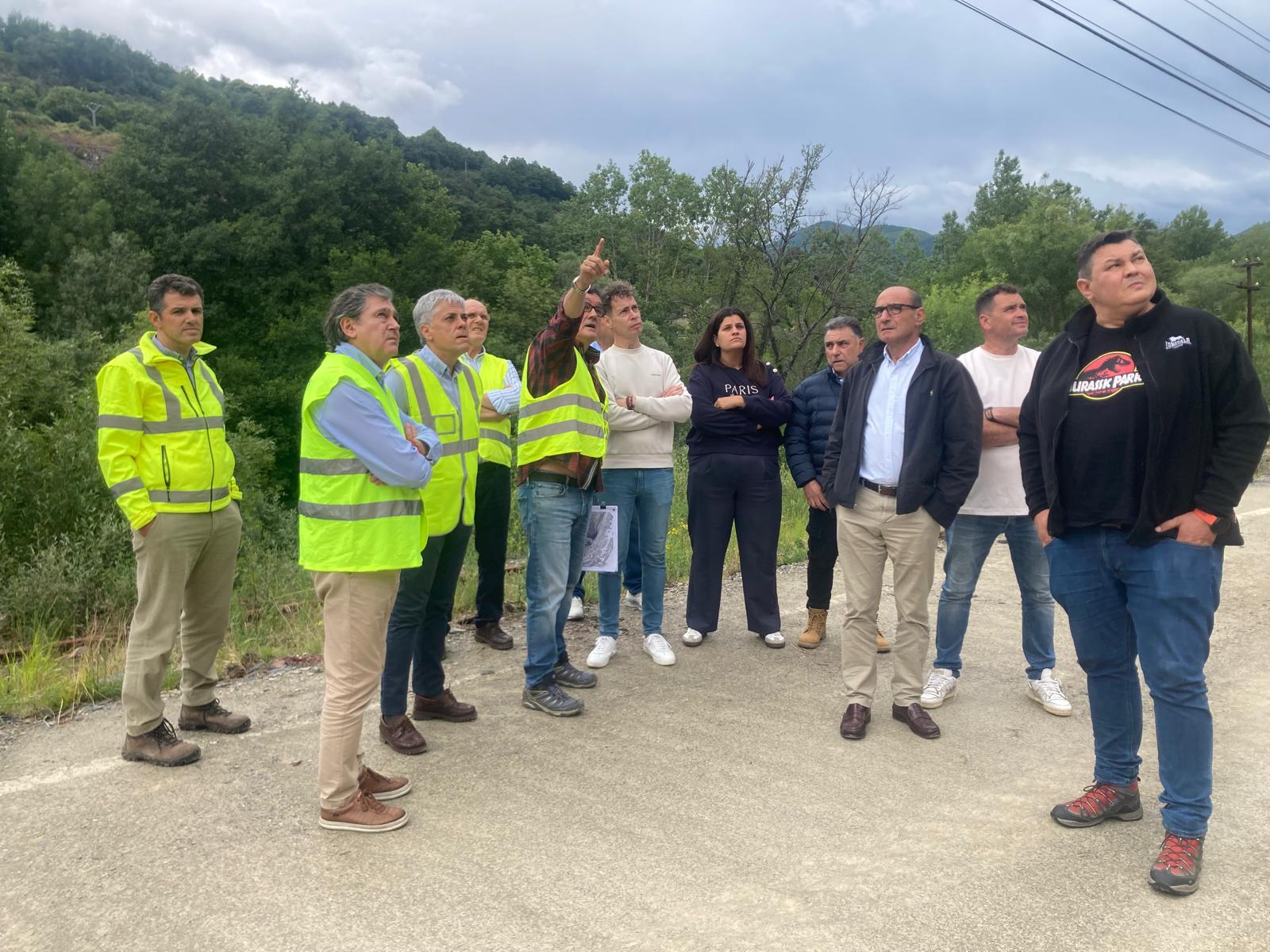 El director general de Carreteras, junto a los alcaldes de Villablino y Toreno, en la zona afectada por el desprendimiento en la CL-631