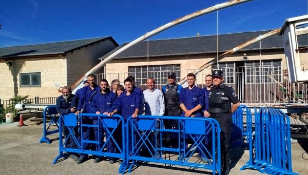 Entrega de vallas fabricadas en la Escuela Taller a la Policía Municipal de Ponferrada