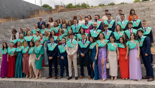 La XI promoción de Fisioterapia del Campus de Ponferrada celebra su graduación. / ULE