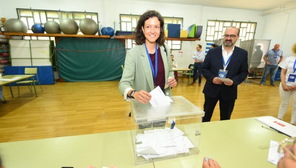 Lidia Coca depositando su voto para las elecciones europeas