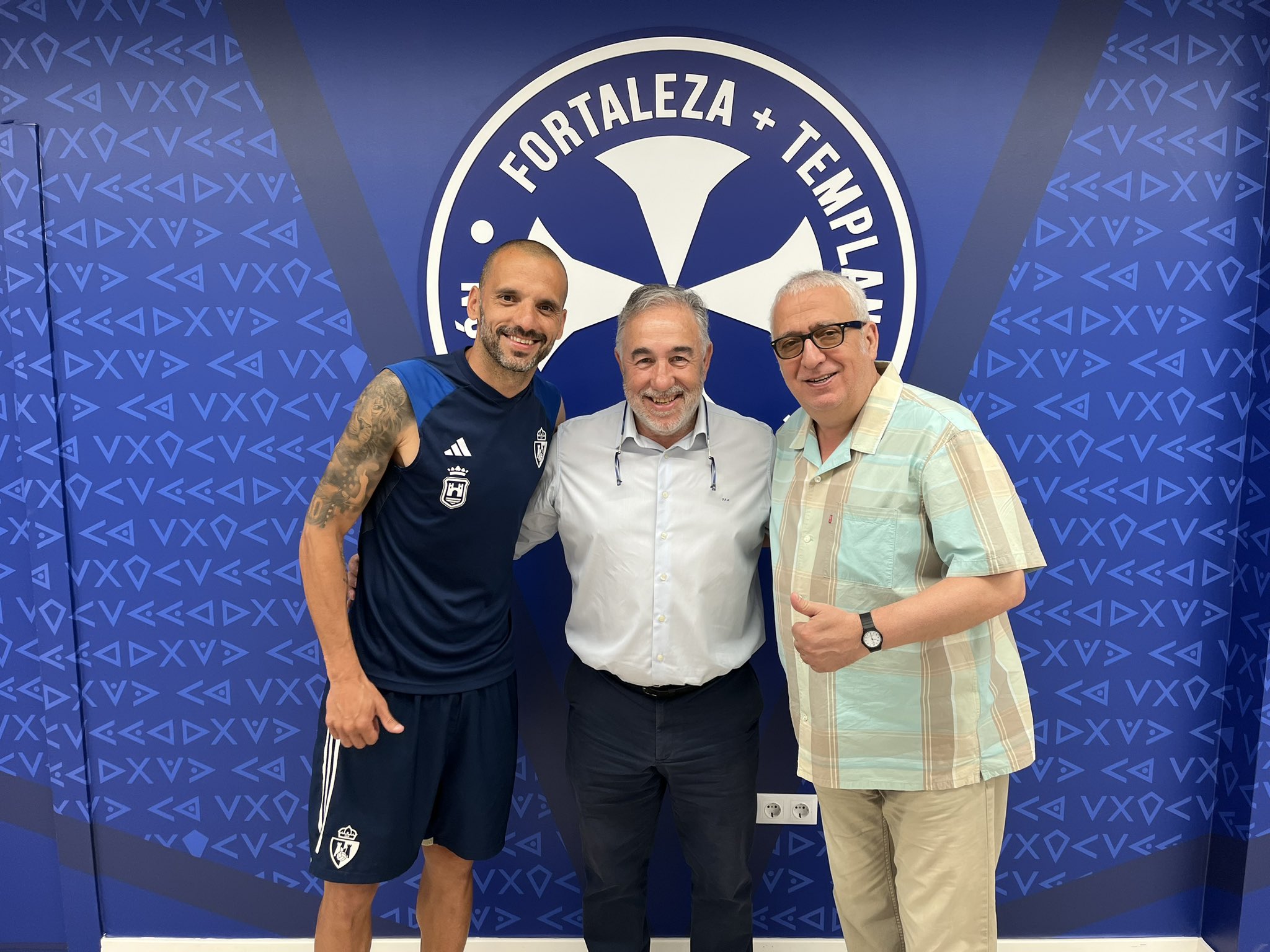 Yuri y José Fernández Nieto, con el humorista Leo Harlem en El Toralín