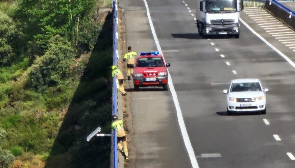 Bomberos de Ponferrada durante las labores de rescate de un cuerpo en el río Sil