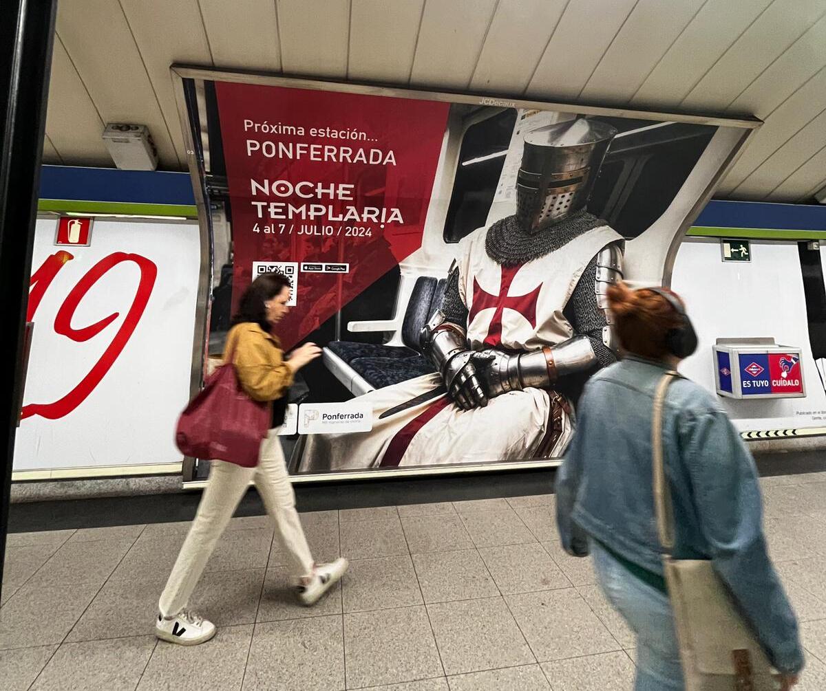 Campaña de la Noche Templaria en el metro de Madrid. /