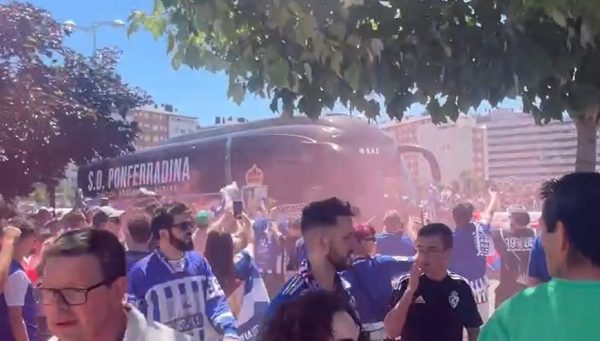 Recibimiento al autobús de la Ponferradina