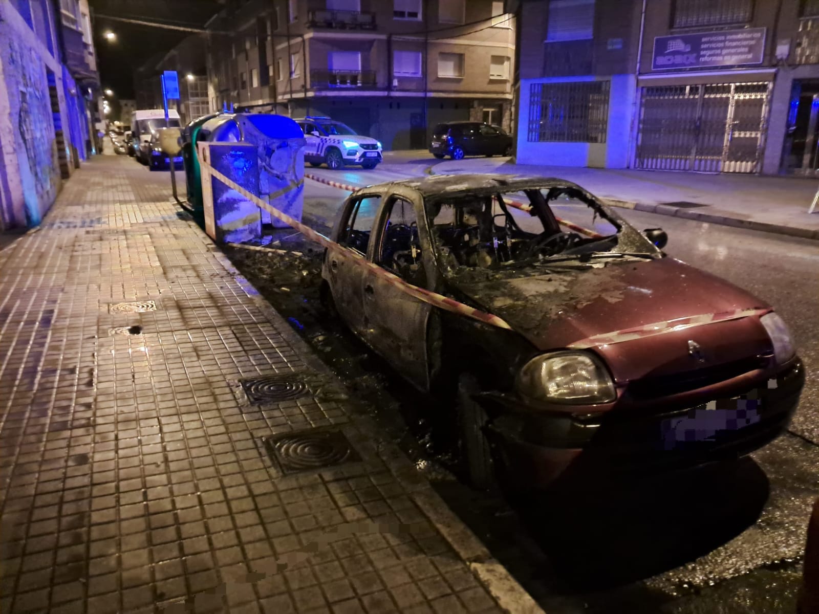 Queman tres contenedores en Ponferrada y dejan un vehículo siniestrado