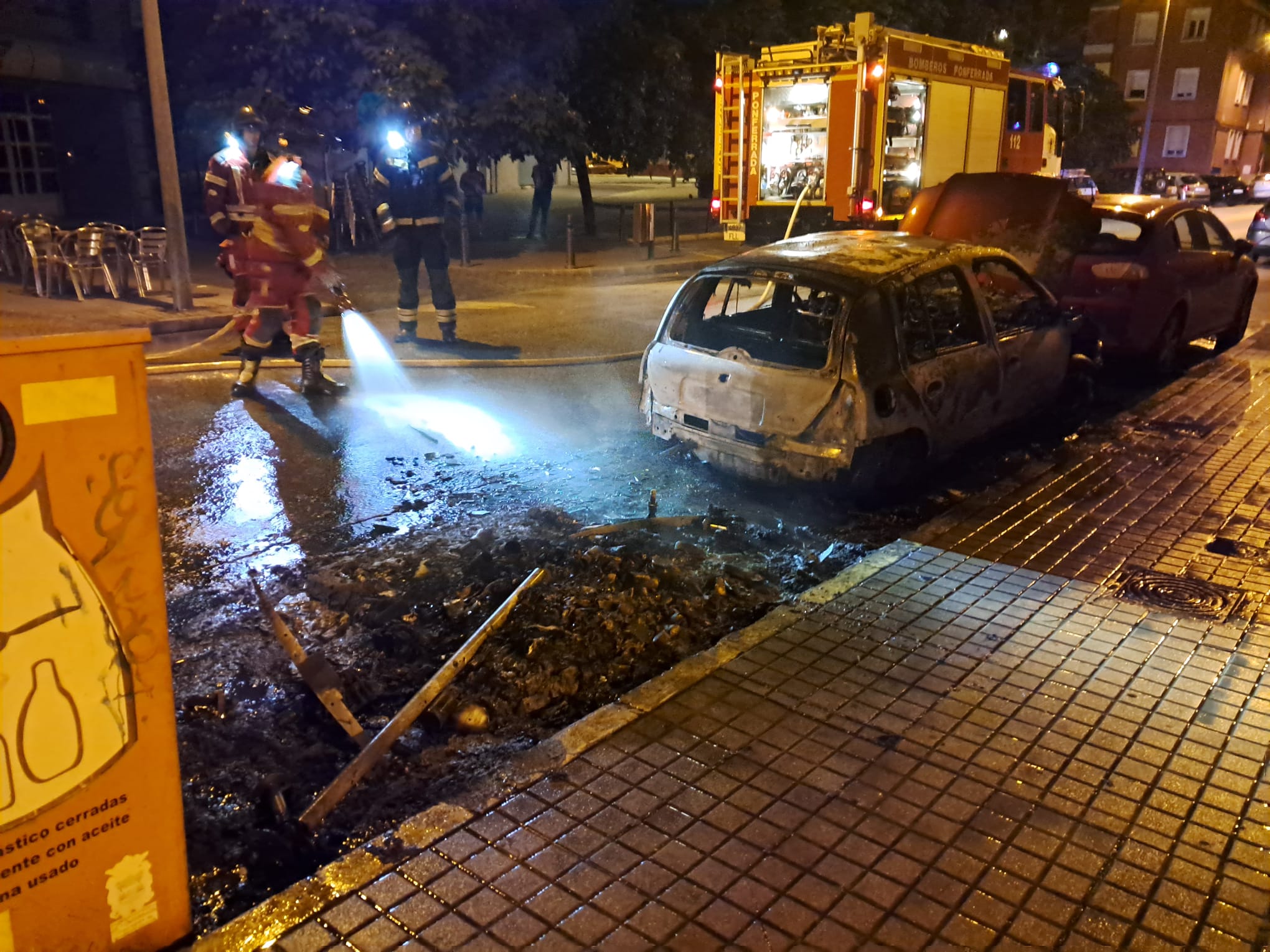 Queman tres contenedores en Ponferrada y dejan un vehículo siniestrado. / Bomberos de Ponferrada