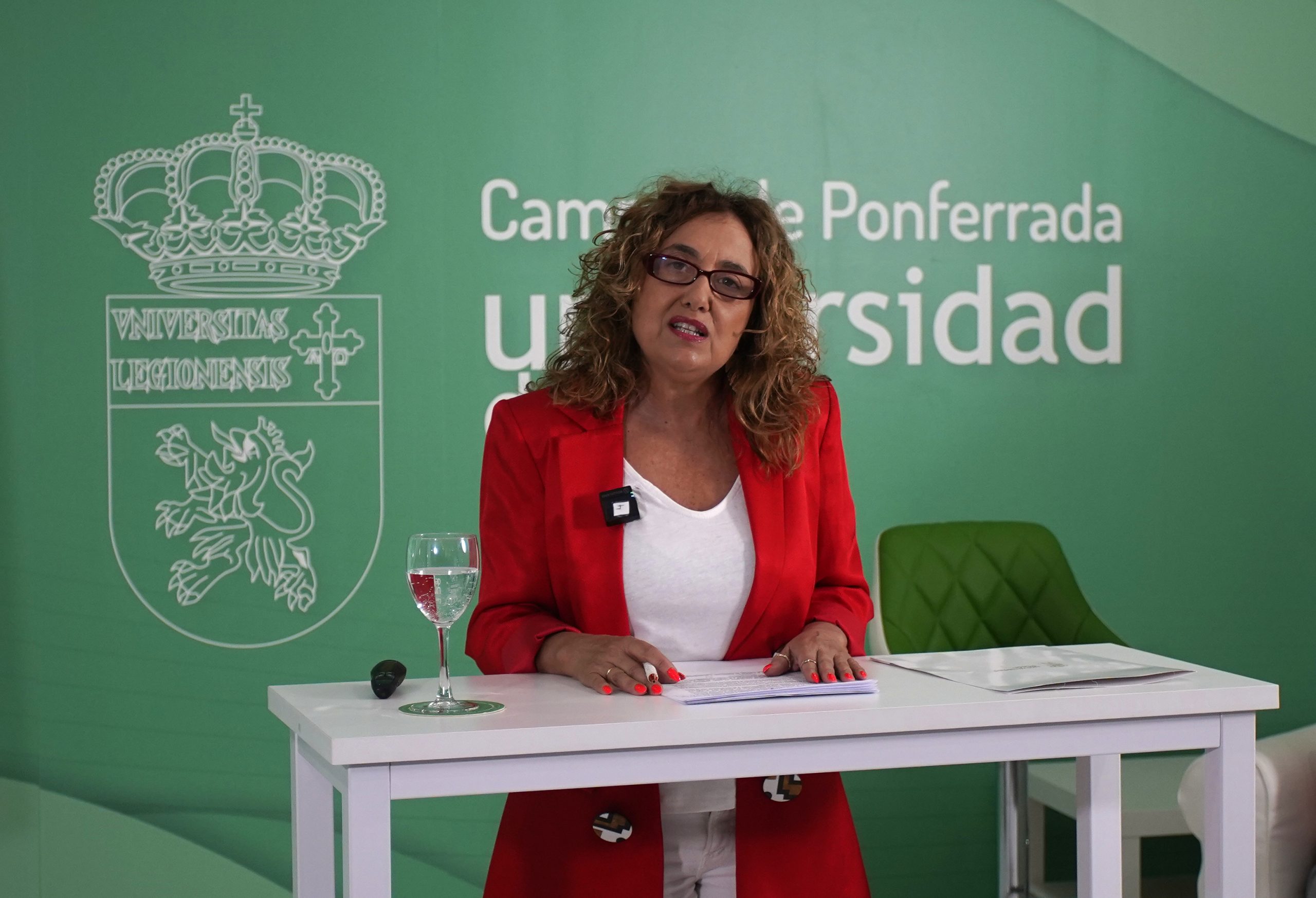 La vicerrectora del Campus de Ponferrada, Pilar Marqués, durante la presentación de las líneas y ejes estratégicos que se van a acometer los próximos seis años en el Campus de la Universidad de León en El Bierzo. / César Sánchez