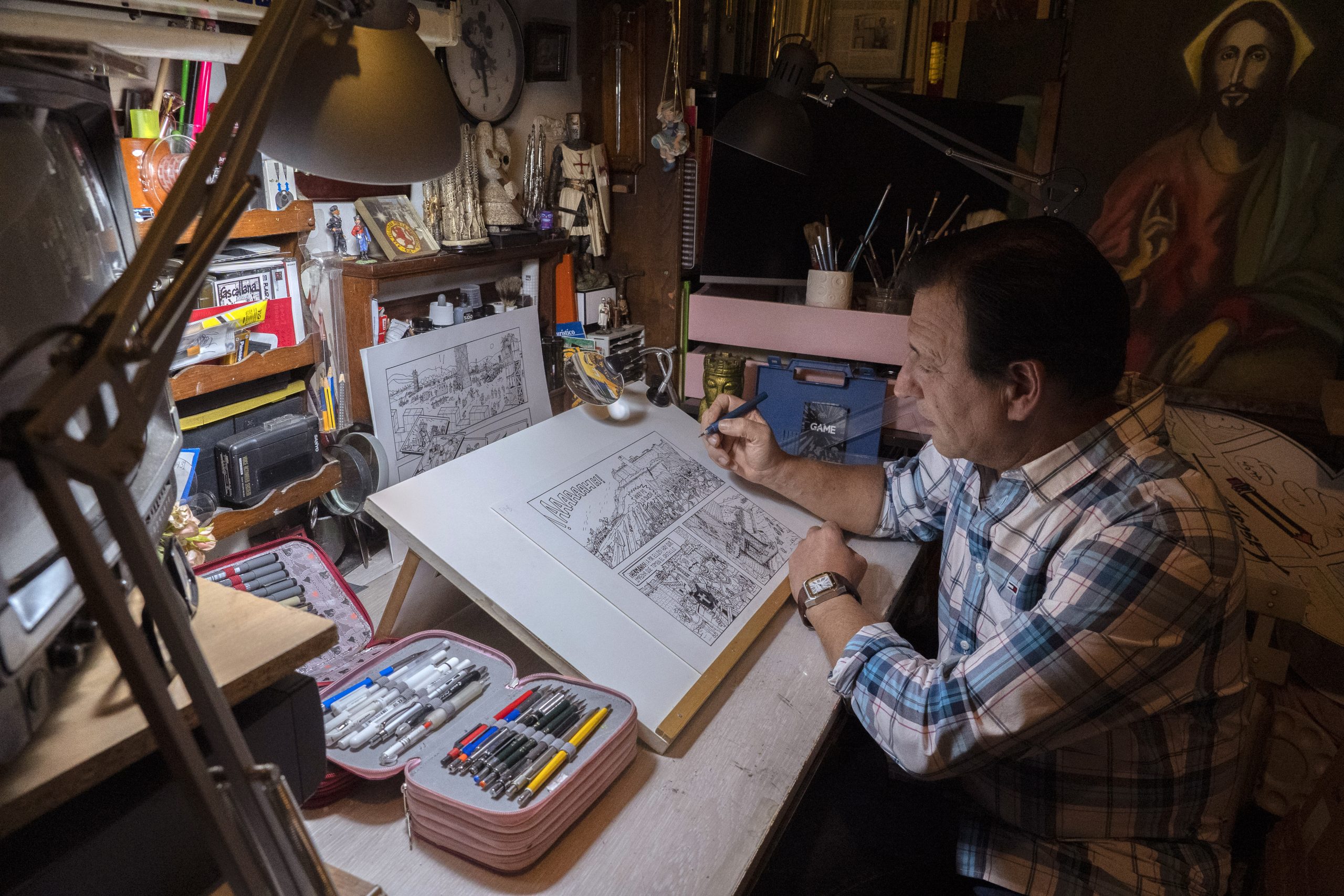 El dibujante Manolo Cascallana en su estudio de Ponferrada