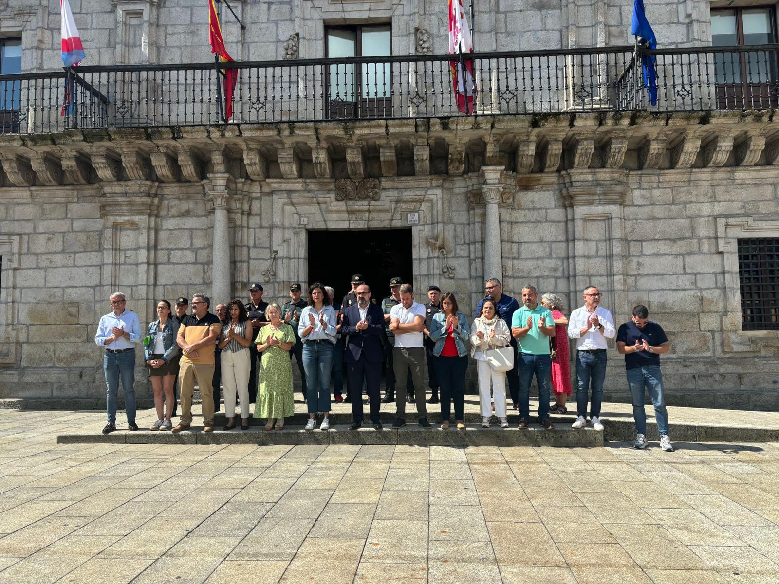 Minuto de silencio en el Ayuntamiento de Ponferrada. / EBD