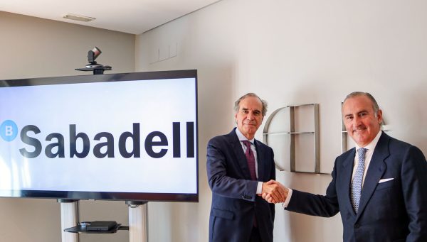 El director general del Banco Sabadell, Pablo Junceda, y el presidente de FELE, Juan María Vallejo, firman un acuerdo para abrir una nueva línea de financiación para proyectos en el provincia