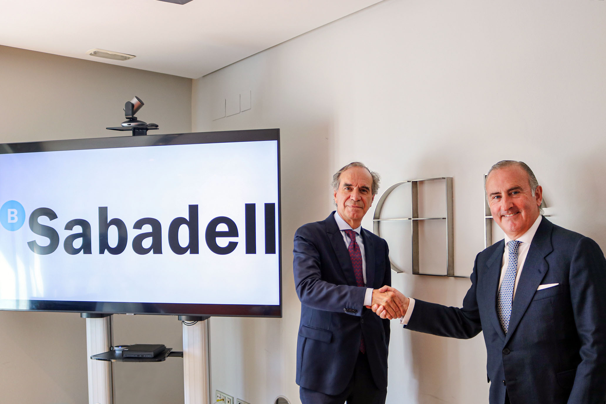 El director general del Banco Sabadell, Pablo Junceda, y el presidente de FELE, Juan María Vallejo, firman un acuerdo para abrir una nueva línea de financiación para proyectos en el provincia