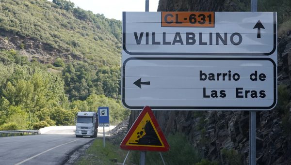 Carril abierto en la carretera CL-631 en la localidad de Páramo del Sil, después del derrumbe de una ladera. / César Sánchez