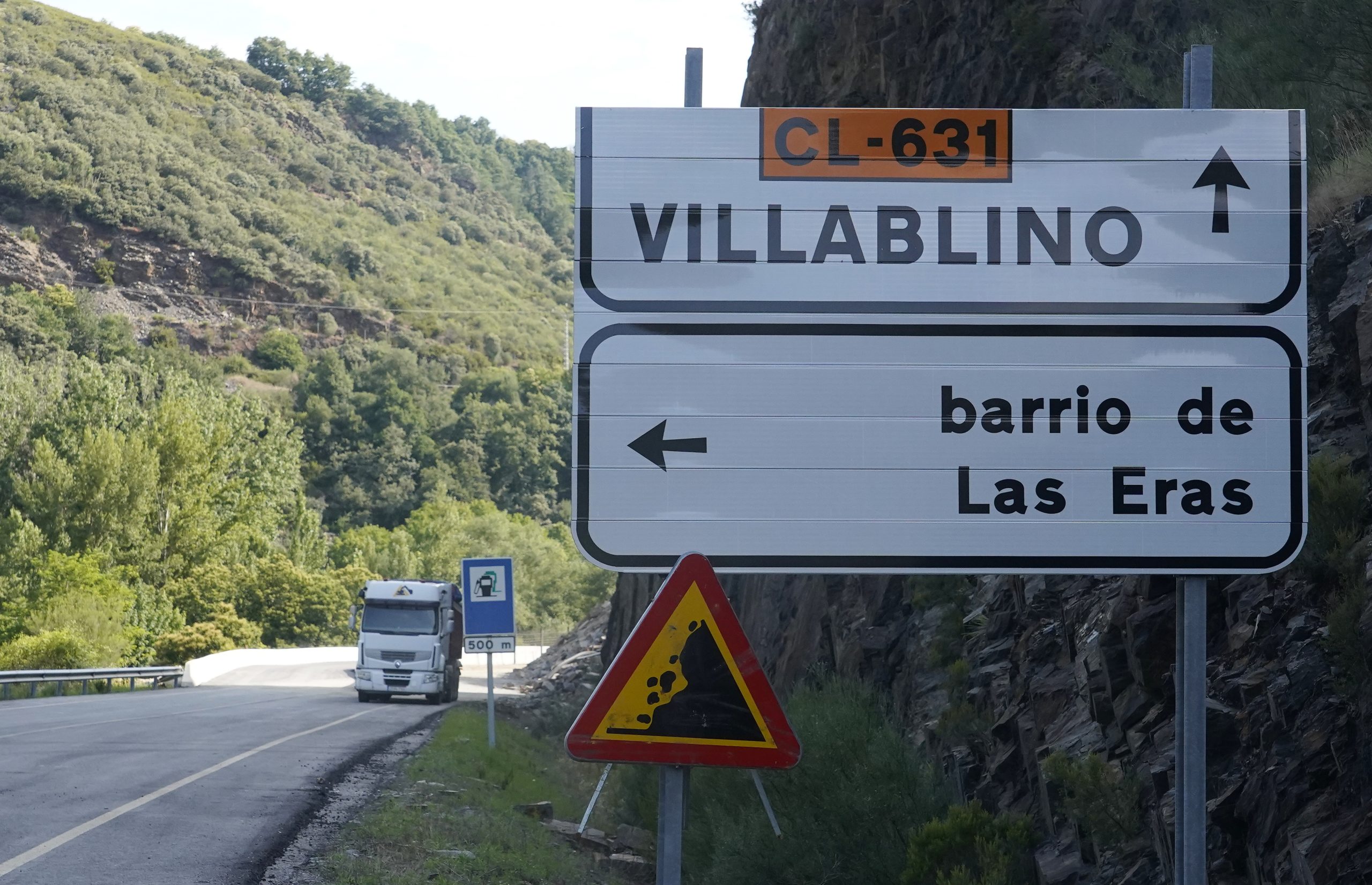 Carril abierto en la carretera CL-631 en la localidad de Páramo del Sil, después del derrumbe de una ladera. / César Sánchez