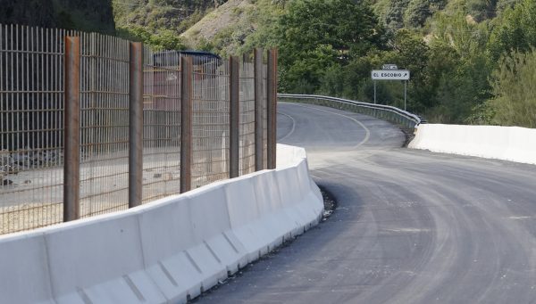 Carril abierto en la carretera CL-631 en la localidad de Páramo del Sil.