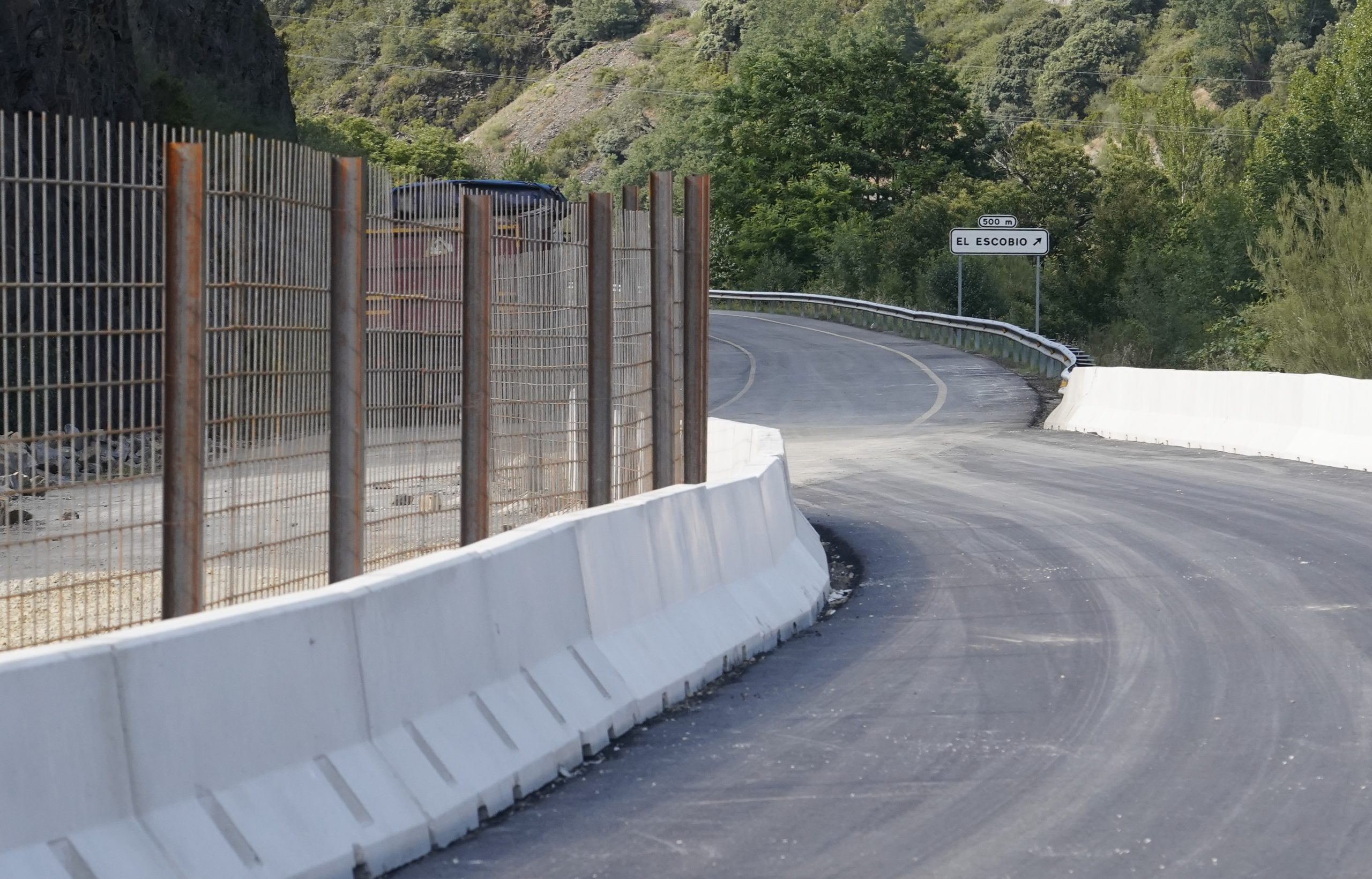 Carril abierto en la carretera CL-631 en la localidad de Páramo del Sil.