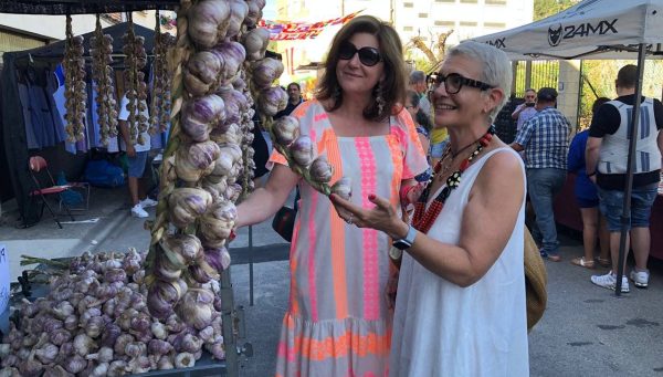 Ana Beatriz Marcos y Beatriz Escudero, en la Feria del Ajo de San Miguel de las Dueñas