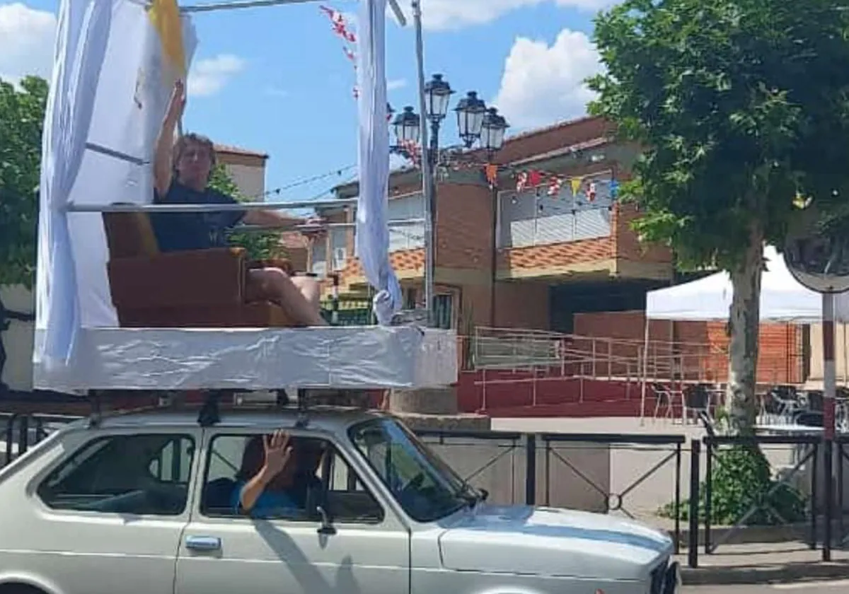 El alcalde de Soria, Carlos Martínez, en el 'papamóvil' durante las fiestas de Tardelcuende