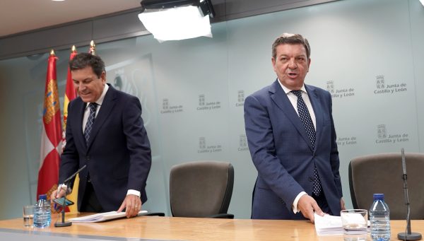 El consejero de Economía y Hacienda y portavoz, Carlos Fernández Carriedo, y el de la Presidencia, Luis Miguel González Gago, comparecen en rueda de prensa posterior al Consejo de Gobierno