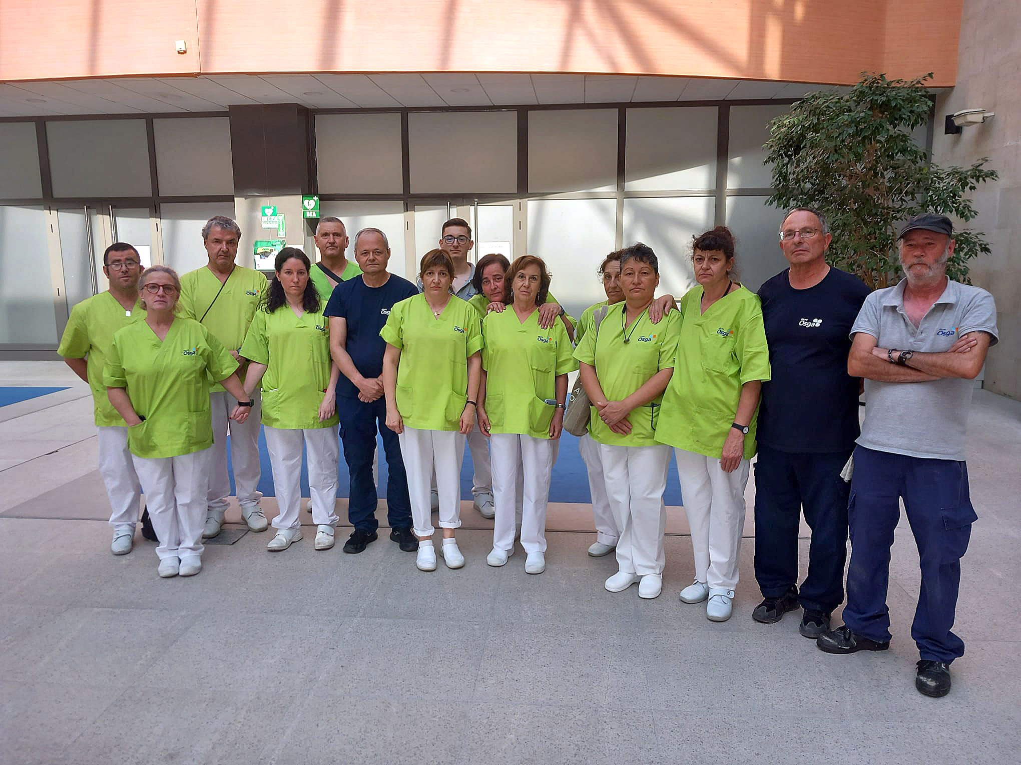 Minuto de silencio de los compañeros de trabajo de la mujer fallecida ayer en Valladolid por violencia machista