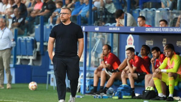 Javi Rey, en el banquillo de El Toralín