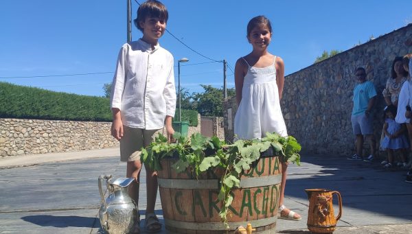 Los jóvenes Iker y Dafne fueron los encargados de pisar las uvas para obtener el primer mosto del año.