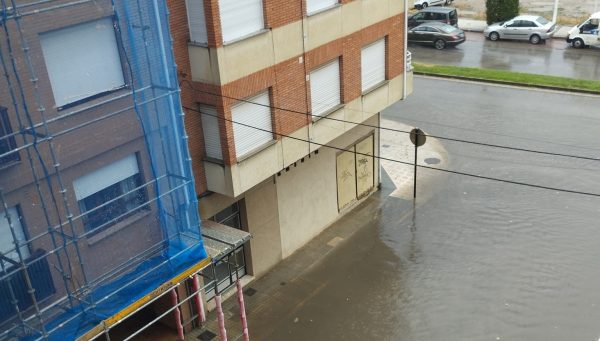 La calle San Valerio, inundada tras la tormenta de este jueves