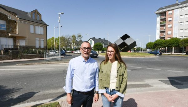 Carlos Cortina y Eva González, ante la glorieta de la Pizarra, por donde pasará el pelotón de La Vuelta