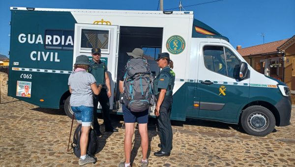 Agentes de la Guardia Civil, con la peregrina extraviada