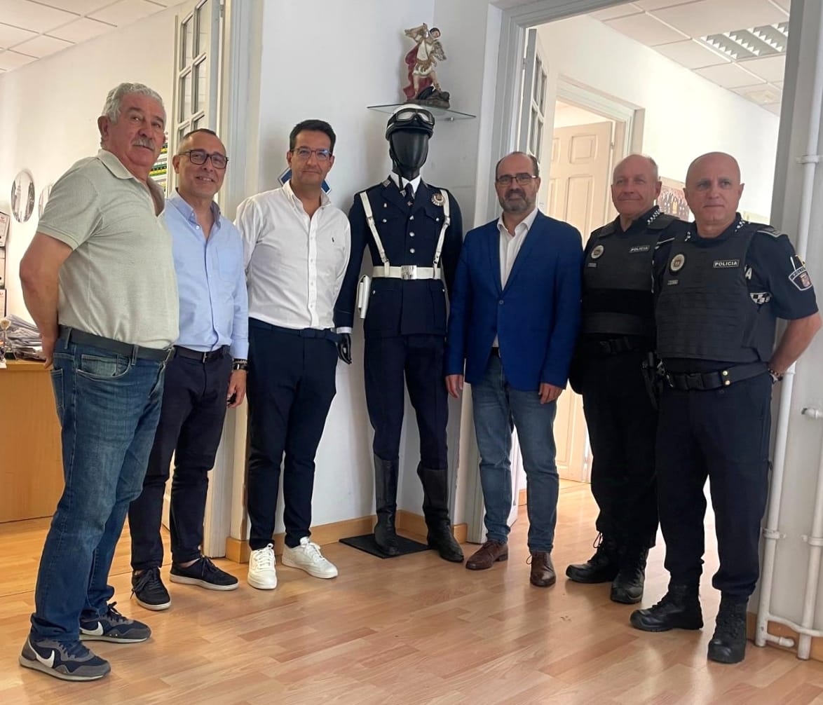 Uniforme de los años 70 entregado a la Policía Municipal de Ponferrada