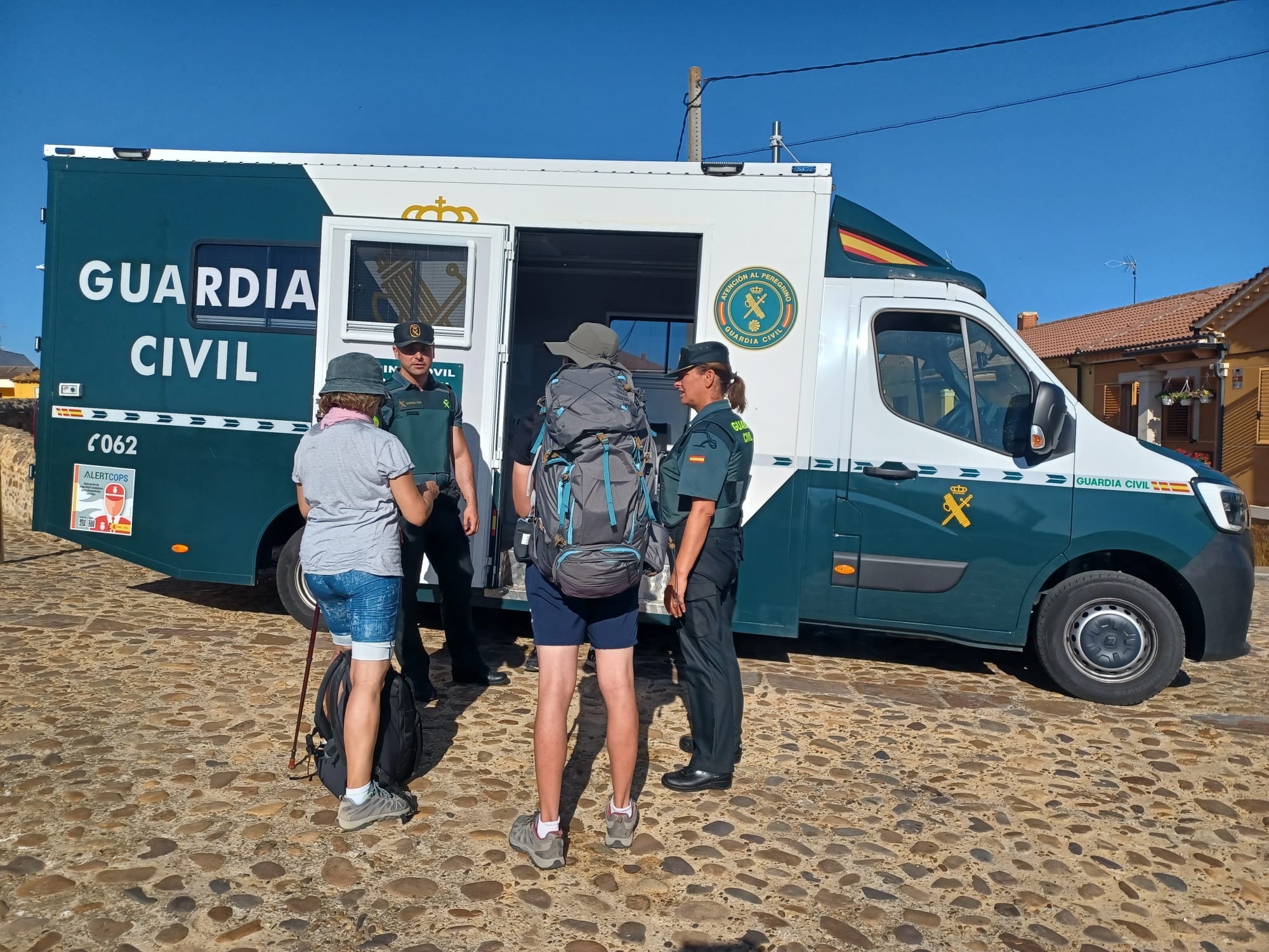 Agentes de la Guardia Civil, con la peregrina extraviada