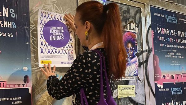 Lorena González, con un cartel informativo de los puntos violeta