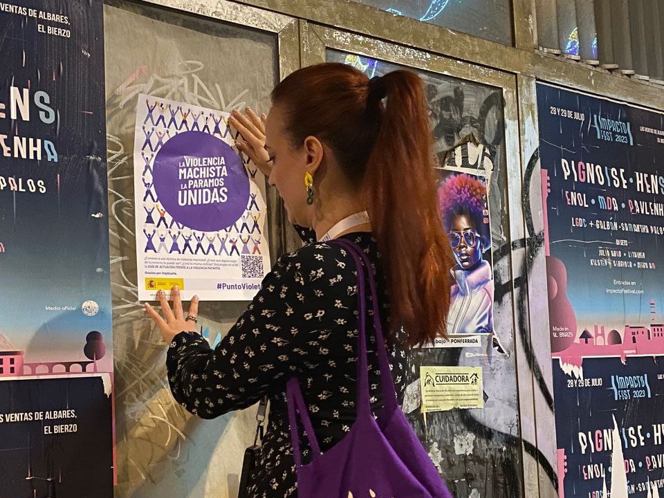 Lorena González, con un cartel informativo de los puntos violeta