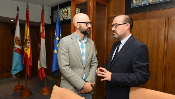 El subdelegado del Gobierno, Héctor Alaiz, y el alcalde de Ponferrada, Marco Morala, dialogan en el salón de plenos