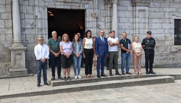 Minuto de silencio ante el Ayuntamiento de Ponferrada por el asesinato machista sucedido en Valladolid.