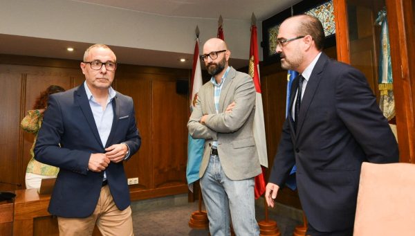 El concejal de seguridad, Carlos Cortina, el subdelegado del Gobierno, Héctor Alaiz, y el alcalde de Ponferrada, Marco Morala, antes de la reunión de la Junta Local de Seguridad