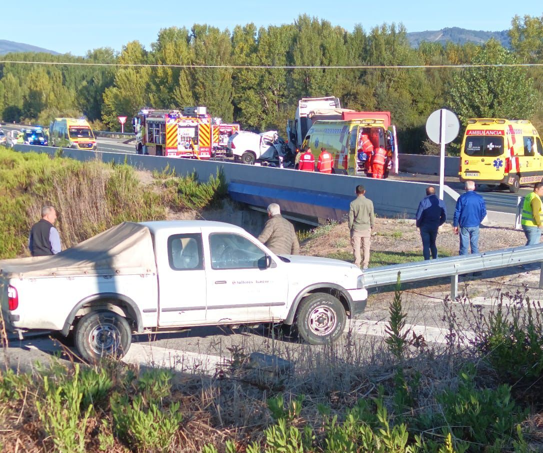 Tres heridos tras chocar un camión y una pickup en la N-VI, a la altura de Carracedelo